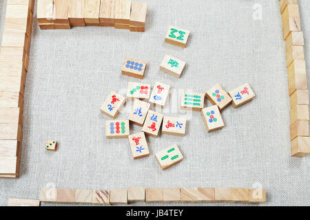 Vista superiore del campo da gioco di mahjong gioco di bordo sulla tabella di tessili Foto Stock