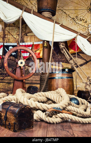 La nave dei pirati con il ponte di volante e bandiera Foto Stock