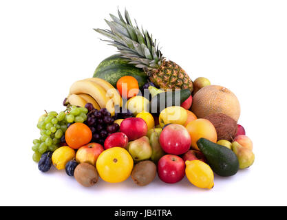 Raccolta di frutti diversi isolati su sfondo bianco. Foto Stock