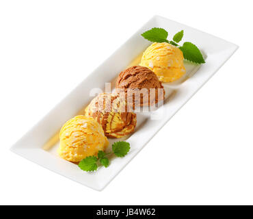 Palline di gelato sul piatto lungo Foto Stock