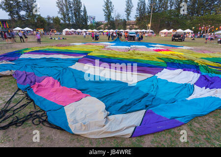 Chiang Mai, Thailandia - 4 Marzo 2016 - sgonfiato hot-ventilato ballon giace a terra a Chiang Mai Ballon Festival in Chiang Mai Thailandia il 4 marzo Foto Stock