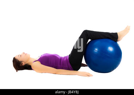 Donna facendo Pilates su sfondo bianco (serie con lo stesso modello disponibile) Foto Stock