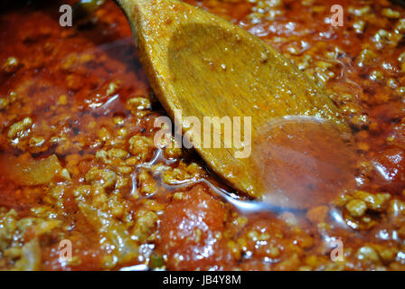 Salsa di pomodoro con carne di manzo macinata, olio d'oliva e basilico Foto Stock