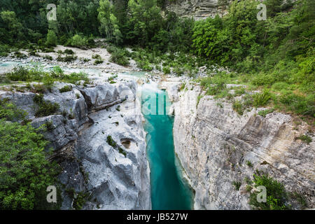 Vista aerea del fiume curvo e scogliere che lo circondano Foto Stock