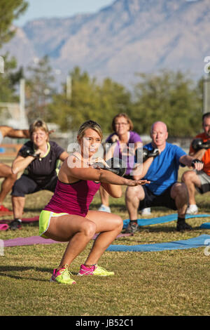 Allegro istruttore di fitness gruppo leader di adulti Foto Stock