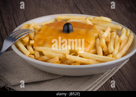Francesinha sulla piastra, cibo tipico da Porto, Portogallo Foto Stock