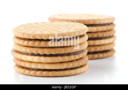 Doppio biscotto con ripieno di cioccolato ripieno su sfondo bianco Foto Stock