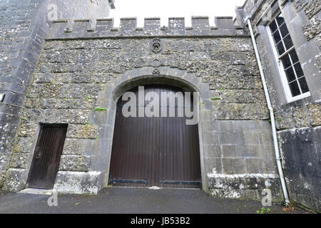 Knappogue castle in Irlanda su un ottuso estati giorno nel mese di giugno. Foto Stock