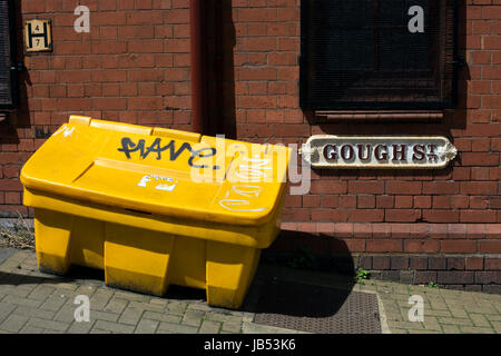 Sale sulle strade bin, Gough Street, Birmingham, Regno Unito Foto Stock