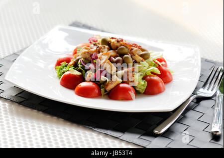 Con insalata di pollo, pomodori e olive sulla tabella Foto Stock