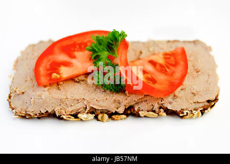 Pezzo di pane scuro con live pate e prezzemolo sulla parte superiore Foto Stock