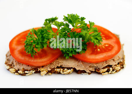 Delizioso pezzo di pane scuro con Foie Gras e pomodoro sulla parte superiore Foto Stock