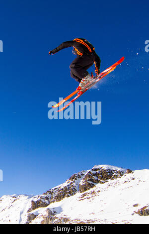 Sciatore facendo un big air in snow park a ski resort. I marchi sono stati rimossi. Foto Stock