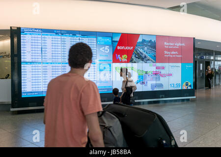 Montreal, Canada - 8 Giugno 2017: i passeggeri a piedi al gate di partenza a Pierre Elliott Trudeau International Airport Foto Stock