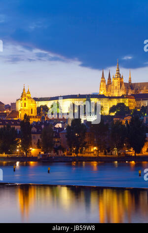 Repubblica ceca, Praga - castello di Hradcany e st. nicolaus chiesa al crepuscolo Foto Stock