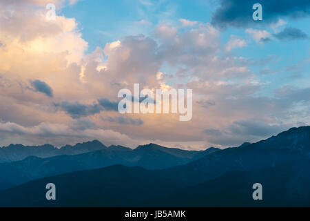 Bel tramonto Cielo al di sopra dei Monti Tatra. Parco nazionale dei Alti Tatra, Polonia Foto Stock