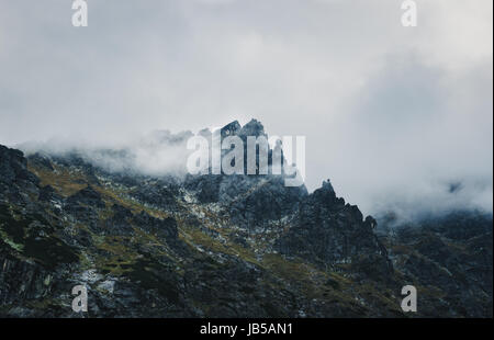 Picco di montagna avvolta in nuvole temporalesche. Orientale vertici Tatra, Polonia Foto Stock