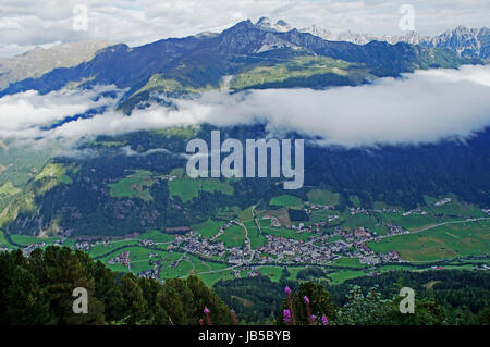 Blick auf das Stubaital in Tirolo, Oesterreich; auf der anderen Seite des Tales erheben sich die Stubaier Alpen; ein Wolkenschleier über dem tal vista della Stubaital in Tirolo, Austria; sull'altro lato della valle si ergono le Alpi dello Stubai; un velo di nuvole sopra la valle Foto Stock