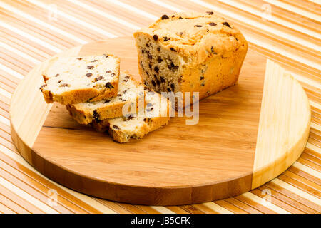 Torta di frutta al cioccolato sul tagliere Foto Stock