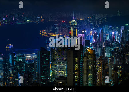 Antenna vista notturna dal Victoria Peak di Kowloon Bay e grattacieli di Isola di Hong Kong, Cina Repubblica Foto Stock