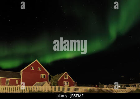 Luci del nord e starlight sky oltre due red living houses, Nuuk, Groenlandia Foto Stock