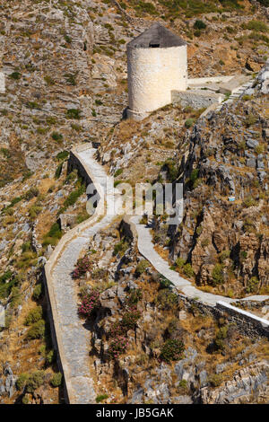 Vecchio mulino a vento al di fuori di Ano Syros villaggio su Syros Island. Foto Stock
