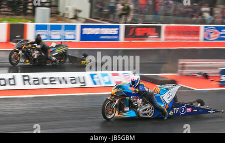 Top Fuel bike drag racing a Santa Pod Raceway. Richard Gustafsson Suzuki Puma lato lontano V René van den Berg Yamaha FJ 1200 nearside. Foto Stock