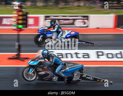 Pro Stock Bike drag racing a Santa Pod Raceway. Alex speranza PMFR nearside V Charly Abramo Buell XB12R lato lontano. Foto Stock