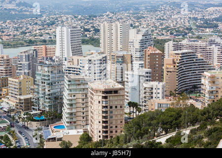 Grattacieli nella città di calp, Calpe, sulla costa mediterranea spagnola, Costa Blanca, Alicante, Benidorm, Spagna durante l'estate Foto Stock