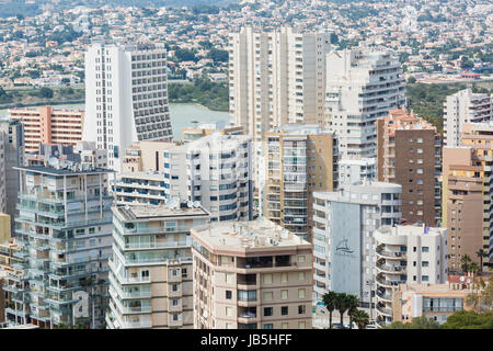 Grattacieli nella città di calp, Calpe, sulla costa mediterranea spagnola, Costa Blanca, Alicante, Benidorm, Spagna durante l'estate Foto Stock