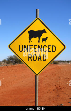 Unfenced cartello stradale nell'outback australiano. Foto Stock