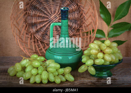 Le uve in un vaso di ceramica, una brocca di vino Foto Stock