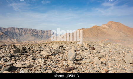 Vista panoramica delle Montagne Rocciose in Oman con un cielo azzurro cristallino e spazio copia, che mette in risalto la vastità e la bellezza naturale del paesaggio Foto Stock