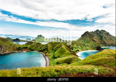 Isola di Padar, Parco Nazionale di Komodo in Nusa Tenggara orientale, Indonesia. Incredibile paesaggio marino marini con le montagne e le rocce. Il cielo blu con nuvole. Foto Stock