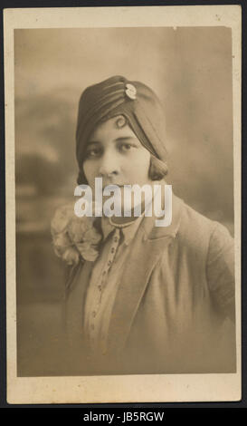 Studio ritratto fotografico della giovane donna in una cloche hat, 1925, prese a high street studio. Venti delle mode. Foto Stock