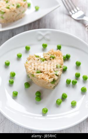 Vegetariano Risotto con piselli e forma di cuore Foto Stock