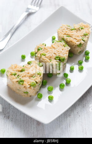 Vegetariano Risotto con piselli e forma di cuore Foto Stock