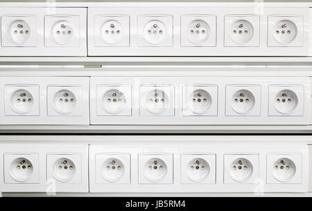 Elettrico europeo connettore di uscita sulla parete Foto Stock