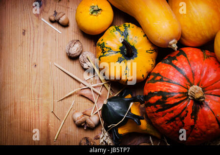 Concetto di autunno con frutta di stagione e verdure Foto Stock