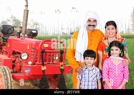 L'agricoltore indiano persone di famiglia 2 adulti e 2 bambini in piedi in campo insieme sorridente Foto Stock