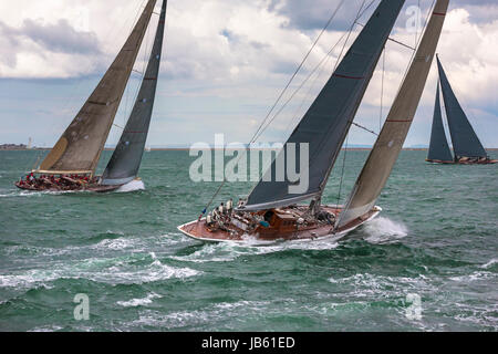 J-Class Yachts 'Ranger" (J5), "Velsheda' (K7) e "Cuor di Leone" (H1) potenza verso la boa di bolina in gara 2 della classe J Solent regata, 2012 Foto Stock