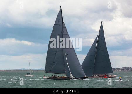 Alla boa di bolina in gara 2 della classe J Solent regata, luglio 2012, "Cuor di Leone" (H1) porta 'Rainbow' (H2), e si prepara a impostare il suo spinnaker Foto Stock