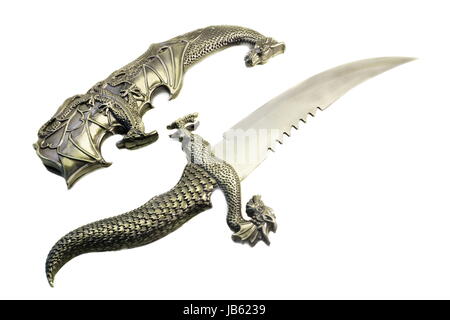 La piccola spada ricurva e guaina in metallo, sono eseguiti in stile giapponese nella forma di un drago. Sono presentati su sfondo bianco Foto Stock
