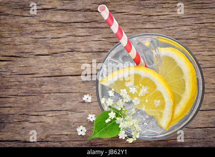 Il sambuco limonata con ghiaccio sul vecchio tavolo legno Foto Stock