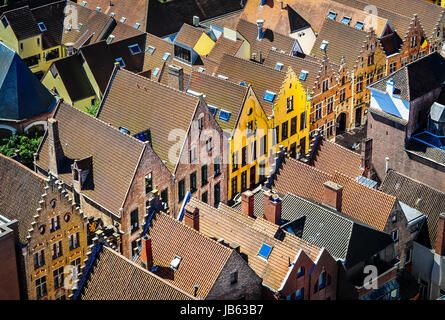 Dettaglio dei vecchi tetti e colorufl case nel centro storico di Bruges, Belgio Foto Stock