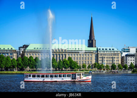 Alster barca sulle rive del Lago Alster Amburgo, Germania Foto Stock