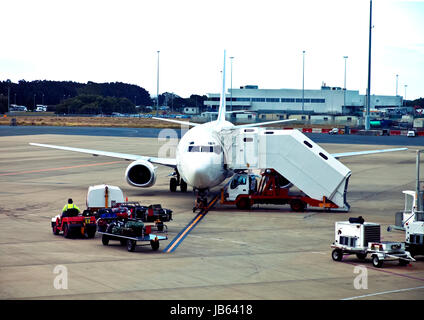 Gli aeromobili in fase di preparazione per la partenza con bagaglio per essere caricato all'aeroporto di Brisbane Foto Stock