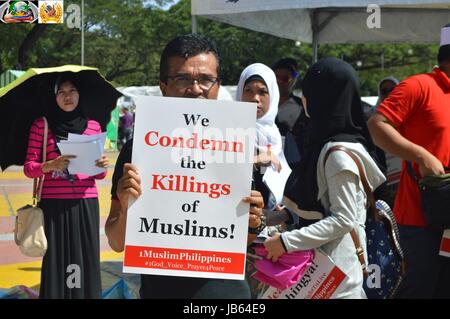 Quando il mondo ha sentito parlare di ciò che è accaduto ad Aleppo i musulmani filippini si radunano in Quezon City Circle per unire come uno in pace Rally per Aleppo. Foto Stock