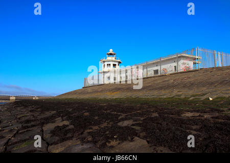 Faro abbandonati, Western Harbour, Newhaven, Edimburgo, Scozia, Regno Unito Foto Stock