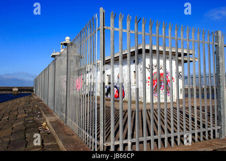 Faro abbandonati, Western Harbour, Newhaven, Edimburgo, Scozia, Regno Unito Foto Stock